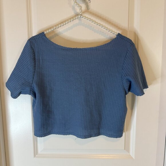 Casual Comfort in Style – Blue Waffle-Knit Cropped Top (Size S) - Picture 4 of 6